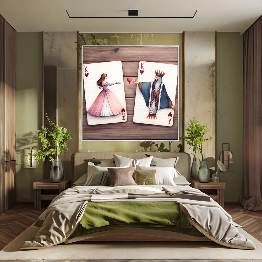Tablou canvas cu carti de joc cu rege si regina, in rama de aluminiu argintiu, pe perete intr-un dormitor